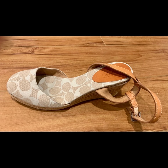 (AUTHENTIC!) COACH round-toed summer wedges. - Picture 5 of 7